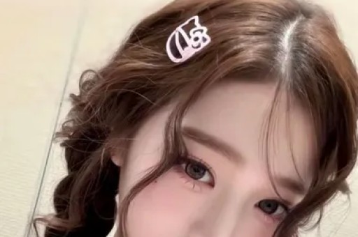 热搜上顶流男明星的八卦好无聊。